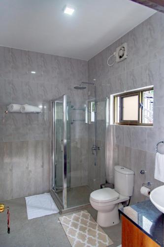 Ένα μπάνιο στο 2-Bed Apt Sleeps 4 near Beau Vallon Beach