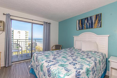 1 dormitorio con 1 cama y balcón con vistas al océano en 11th Floor Suite with Incredible Views! Sea Mist Resort 51106 - 2 Double Beds - Full Kitchen!, en Myrtle Beach