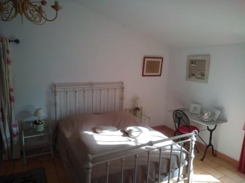 une chambre avec un lit dans une pièce dans l'établissement Maison piscine au pied du Luberon, à Saint-Martin-de-Castillon