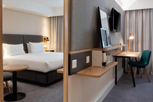 Tempat tidur dalam kamar di Holiday Inn Bolton Centre, an IHG Hotel