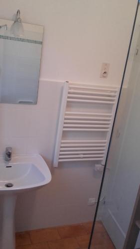 une salle de bain avec un lavabo et un miroir dans l'établissement Maison piscine au pied du Luberon, à Saint-Martin-de-Castillon