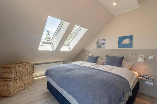 um quarto com uma cama grande e 2 janelas em Sonne und Meer 3 em Grömitz
