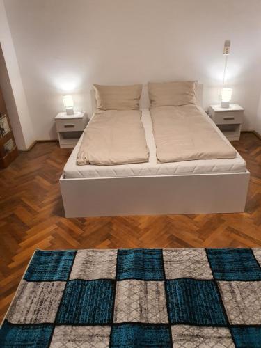 Una cama o camas en una habitación de Apartament Enescu