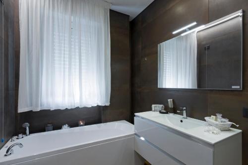 Ένα μπάνιο στο CRIMA MARE LUXURY