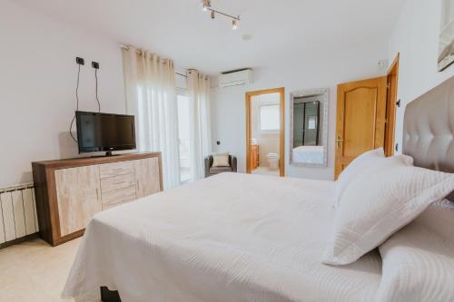 Llit o llits en una habitació de Collbato Resort.