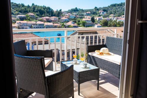 d'un balcon avec une table et des chaises et une vue sur l'eau. dans l'établissement Apartments Sunshine Home, à Vela Luka