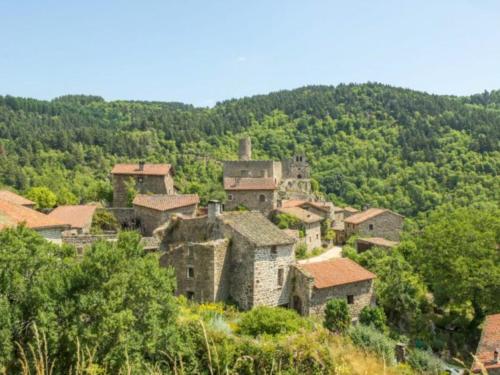 un villaggio sul fianco di una collina di L'Orée du Pichier a Boisset