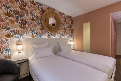Cama o camas de una habitación en PADJA Hôtel & Spa Vannes