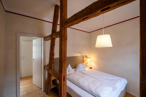 ein Schlafzimmer mit einem Doppeletagenbett mit einer Lampe in der Unterkunft "goethezimmer" Ferienwohnungen Am Schloss in Weimar