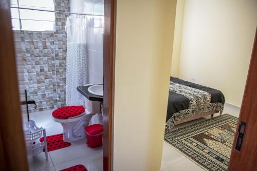 Baño pequeño con aseo y lavamanos en Incrível casa com piscina em Itanhaém SP, en Itanhaém