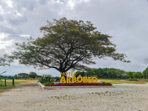a sign that says hotel airborne in front of a tree at Hotel Arbóreo Doradal in Doradal