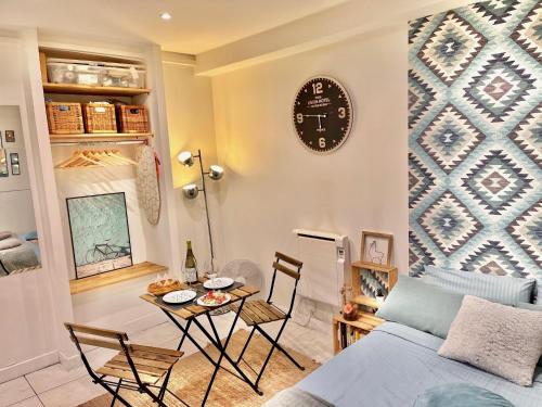 un salon avec une table et un canapé dans l'établissement Studio aux Portes de Paris - ACCES DIRECT STADE DE FRANCE, à Clichy