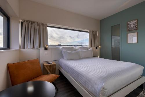 Cama o camas de una habitación en PADJA Hôtel & Spa Vannes