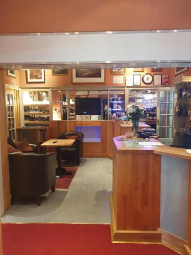 a room with a counter and a bar in a store at Hotel Ceilidh-Donia in Edinburgh