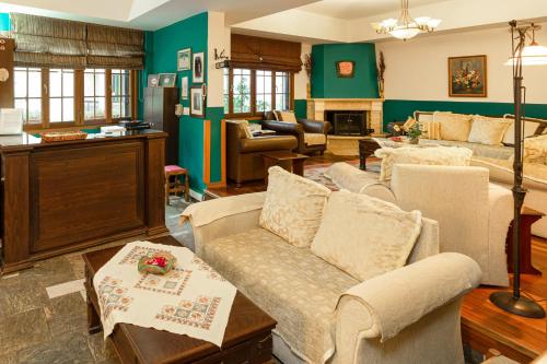 - un salon avec un canapé et une table dans l'établissement Dimosthenis, à Goumenissa
