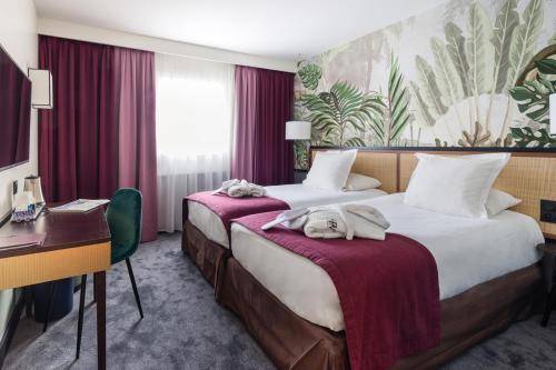 Postel nebo postele na pokoji v ubytování Hôtel Paris Neuilly