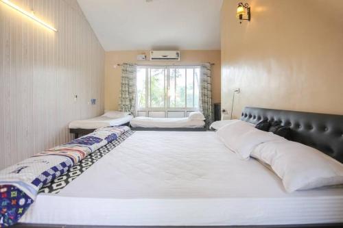 Postel nebo postele na pokoji v ubytování Parmar Farms,5bhk Pool Villa, Bhogwati river view , Pen bypass, near Mumbai