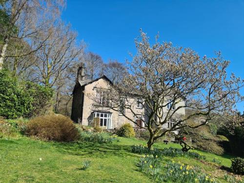 an old house in the middle of a green field at Bohemian suite on Rydal Water. Beautiful location! in Rydal
