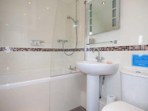 Bathroom sa Semi Detached Cottage Snowdonia with hot tub