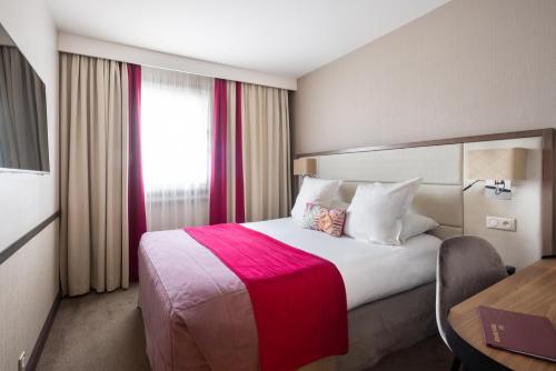 Postel nebo postele na pokoji v ubytování Hôtel Paris Neuilly