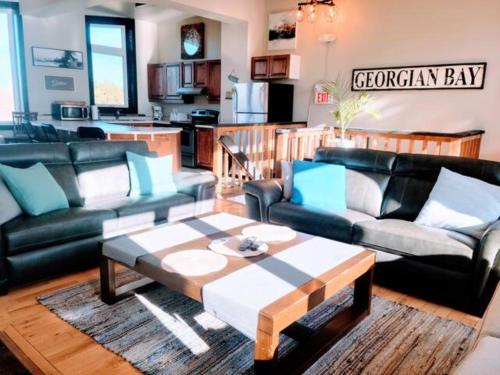 Ruang duduk di Northview-Blue Mountain-Sauna-Firepit-Balcony-Parking
