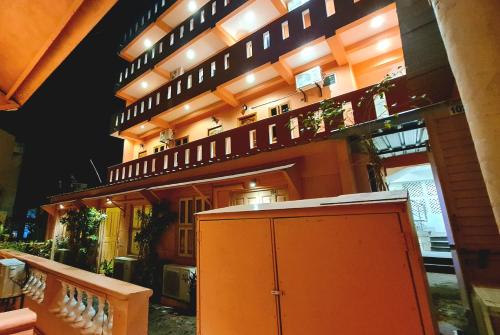 un edificio con un armadietto arancione di fronte di The French Villa a Pondicherry