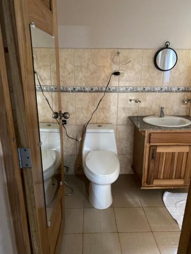 a bathroom with a toilet and a sink at Mi refugio in Almirante