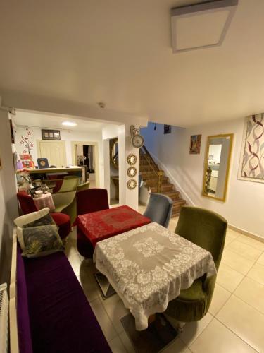 un salon avec une table et des chaises dans l'établissement Masal Hotel, à Büyükada