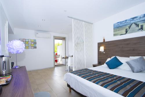 - une chambre avec un lit et une table avec une télévision dans l'établissement Studio Alon Ideal pour vos vacances ou sejours pros, à Saint-Cyr-sur-Mer