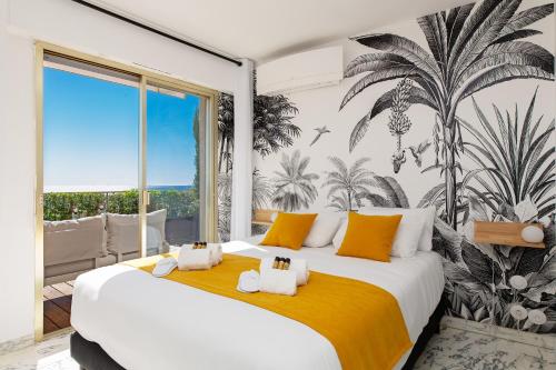 - une chambre avec 2 lits et une fresque murale en palmier dans l'établissement Rooftop View - 2 BdR 2 BthR 1 toil - Clim Terrace Elevator small Parking, à Cannes