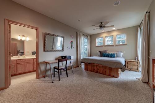 una camera da letto con un letto, una scrivania e un lavandino di Happy Hill Retreat a Shelter Cove