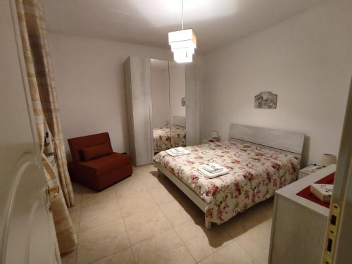1 dormitorio pequeño con 1 cama y 1 silla en Casa Vacanza Da Nonna Pippi, en Copertino