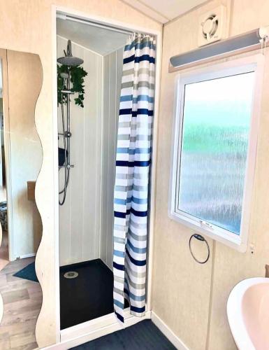 La salle de bains est pourvue d'une douche, d'une fenêtre et d'un lavabo. dans l'établissement Holiday Home near St Tropez, Port Grimaud & Gassin, à Gassin