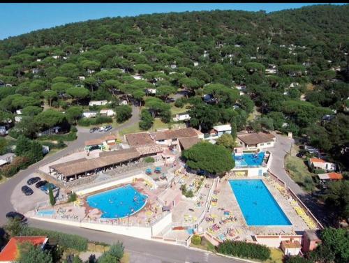 une vue aérienne d'un complexe avec deux piscines dans l'établissement Holiday Home near St Tropez, Port Grimaud & Gassin, à Gassin