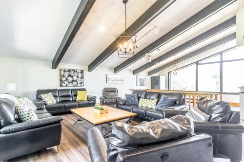Χώρος καθιστικού στο Mountain Trail-Smart TV-Self Check-In-Full Kitchen-Balcony-BBQ