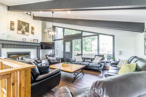 Χώρος καθιστικού στο Mountain Trail-Smart TV-Self Check-In-Full Kitchen-Balcony-BBQ