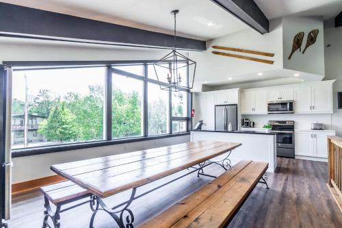Η κουζίνα ή μικρή κουζίνα στο Mountain Trail-Smart TV-Self Check-In-Full Kitchen-Balcony-BBQ