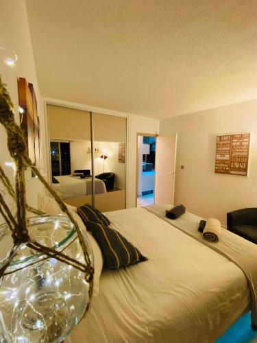 - une chambre d'hôtel avec un grand lit dans l'établissement Appartement côte d’Azur Plage - piscine - tennis, à Villeneuve-Loubet