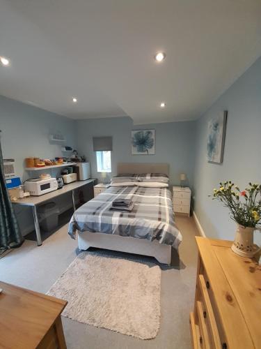 ein Schlafzimmer mit einem Bett und einem Schreibtisch in der Unterkunft Santi Bhavana Bed & Breakfast in Westbury