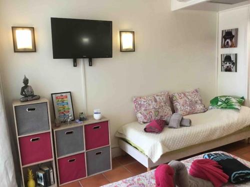 Ein Bett oder Betten in einem Zimmer der Unterkunft Studio Le Frangipanier