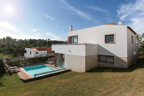 a house with a swimming pool in the yard at Villa Lantana in Vau