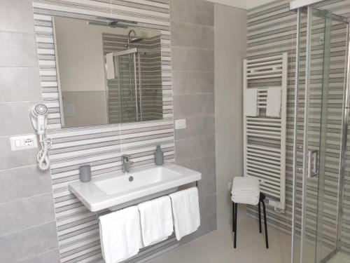 bagno con lavandino e specchio di Casa Vacanze Rossini a Porto Cesareo