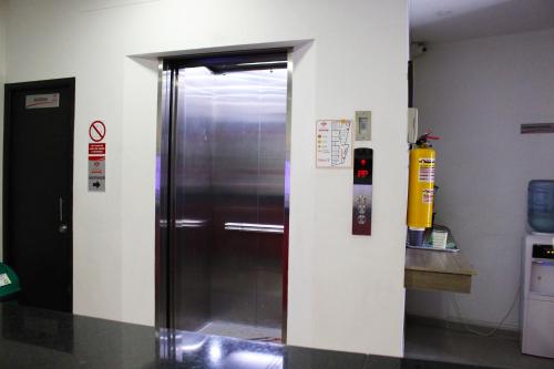 un ascensor de acero inoxidable en una habitación con barra en Hotel America 52, en Rionegro