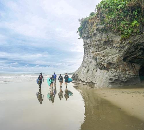 a group of people riding their bikes on the beach at SURF HOUSE ESTILO LIBRE in Buenaventura