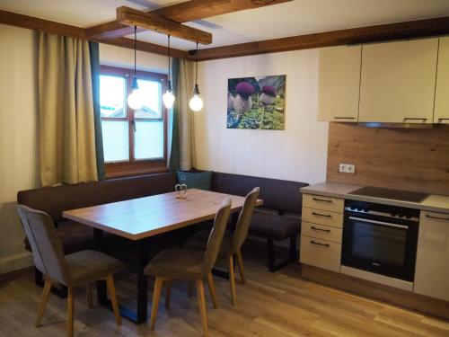 Cuisine ou kitchenette dans l'établissement Haus Florian Appartements