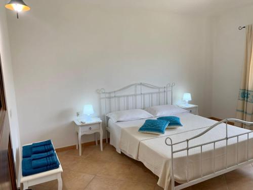 ドームス・デ・マリーアにある"La Pavoncella" Chia - Domus de Mariaのベッドルーム1室(青い枕のベッド1台付)