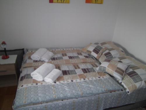 Ένα ή περισσότερα κρεβάτια σε δωμάτιο στο Apartman Ľudmila