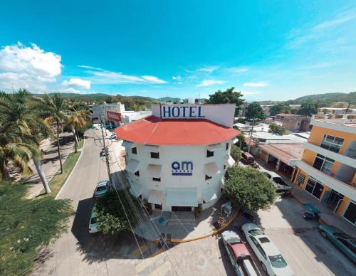 AM Amakal Hotel & Park في سانتا كروز هواتولكو: اطلالة علوية على فندق بسقف احمر