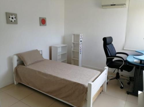 Piedra Amarilla في بونتا دل إستي: غرفة نوم بها سرير ومكتب وكرسي