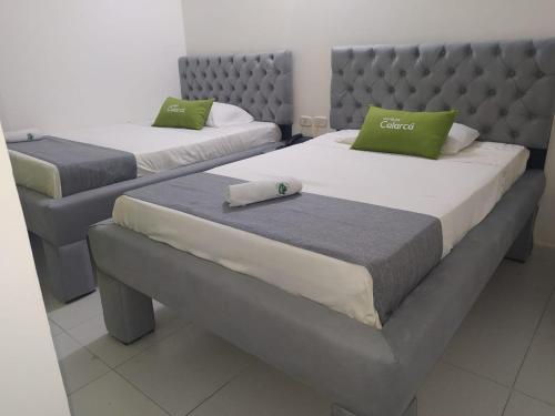 Postel nebo postele na pokoji v ubytování Hotel Calarca N1